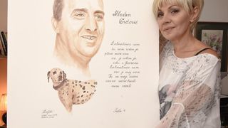 Marina Tomašević crnim vinom slika portrete svojih kolega sa estrade Marina Tomašević crnim vinom slika portrete svojih kolega sa estrade