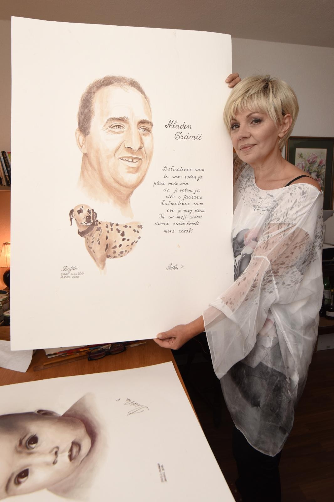 Marina Tomašević crnim vinom slika portrete svojih kolega sa estrade Marina Tomašević crnim vinom slika portrete svojih kolega sa estrade