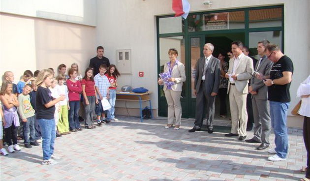 Svecano otvorenje obnovljenih podrucnih skola u Rastevicu i Bukovicu