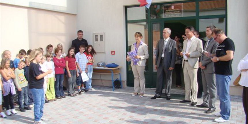 Svecano otvorenje obnovljenih podrucnih skola u Rastevicu i Bukovicu