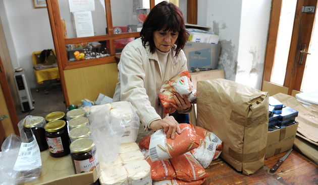 Zadar, 101210.
Djelatnice zadarskog Caritasa pune pakete hranom koji ce se povodom blagdana  podjeliti najsiromasnijim obiteljima u Zadru.
Foto: Andrija Lucic / CROPIX