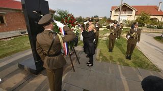 Predsjednica Kolinda Grabar Kitarović položila vijenac i zapalila svijeće za žrtve Škabrnje, Foto: Dino Stanin/PIXSELL