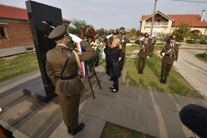 Predsjednica Kolinda Grabar Kitarović položila vijenac i zapalila svijeće za žrtve Škabrnje, Foto: Dino Stanin/PIXSELL
