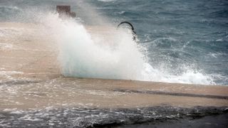Olujna bura prekinula trajektni promet između Prizne i Žigljena. Photo: Dalibor Urukalović/PIXSELL Olujna bura prekinula trajektni promet između Prizne i Žigljena. Photo: Dalibor Urukalović/PIXSELL