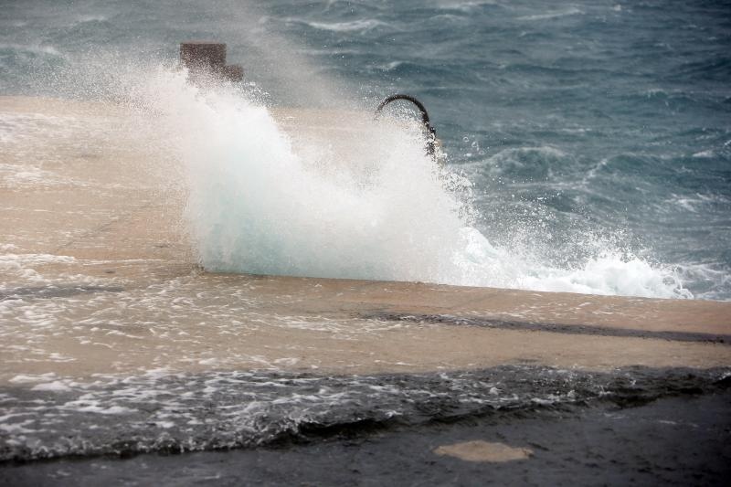 Olujna bura prekinula trajektni promet između Prizne i Žigljena. Photo: Dalibor Urukalović/PIXSELL Olujna bura prekinula trajektni promet između Prizne i Žigljena. Photo: Dalibor Urukalović/PIXSELL
