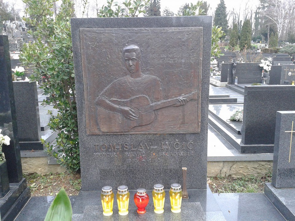 Zadarski studenti na Mirogoju odali počast Tomislavu Ivčiću Zadarski studenti na Mirogoju odali počast Tomislavu Ivčiću