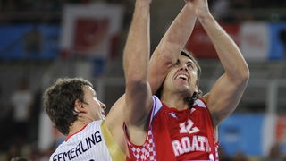 Bydgoszcz, 150909.
Dvorana Sport Arena Luczniczka.
Europsko prvenstvo u kosarci u Poljskoj, drugi krug natjecanja po skupinama 3. kolo grupe E, utakmica izmedju Hrvatske i Njemacke odlucujuca za ulazak u cetvrtfinale.
Na slici: Loncar i Femerling.
Foto: D