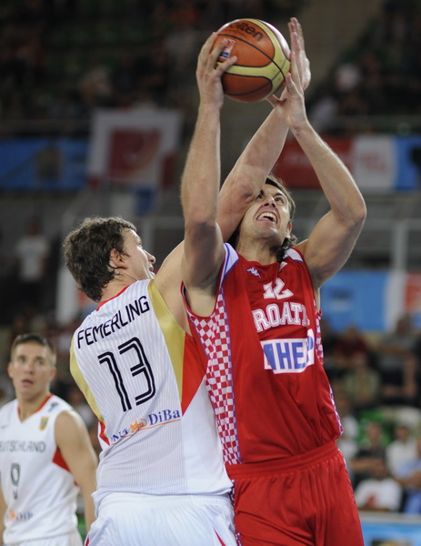 Bydgoszcz, 150909.
Dvorana Sport Arena Luczniczka.
Europsko prvenstvo u kosarci u Poljskoj, drugi krug natjecanja po skupinama 3. kolo grupe E, utakmica izmedju Hrvatske i Njemacke odlucujuca za ulazak u cetvrtfinale.
Na slici: Loncar i Femerling.
Foto: D