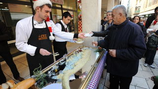 Zadar, 221212.
Predblagdansko subotnje jutro na zadarskom Poluotoku bilo je bogato raznim dogadjanjima. Na Kalelargi je Grad Zadar i udruga Svjetlo, u suradnji s brojnim zadarskim ugostiteljima organizirao bakalarijadu na kojoj se za 10kn mogao kupiti tan Zadar, 221212.
Predblagdansko subotnje jutro na zadarskom Poluotoku bilo je bogato raznim dogadjanjima. Na Kalelargi je Grad Zadar i udruga Svjetlo, u suradnji s brojnim zadarskim ugostiteljima organizirao bakalarijadu na kojoj se za 10kn mogao kupiti tan