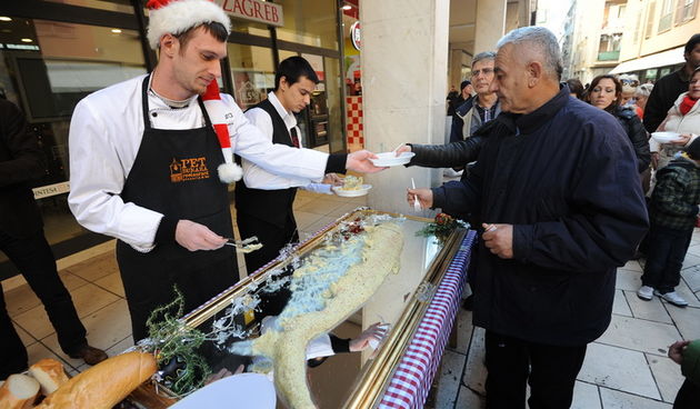 Zadar, 221212.
Predblagdansko subotnje jutro na zadarskom Poluotoku bilo je bogato raznim dogadjanjima. Na Kalelargi je Grad Zadar i udruga Svjetlo, u suradnji s brojnim zadarskim ugostiteljima organizirao bakalarijadu na kojoj se za 10kn mogao kupiti tan