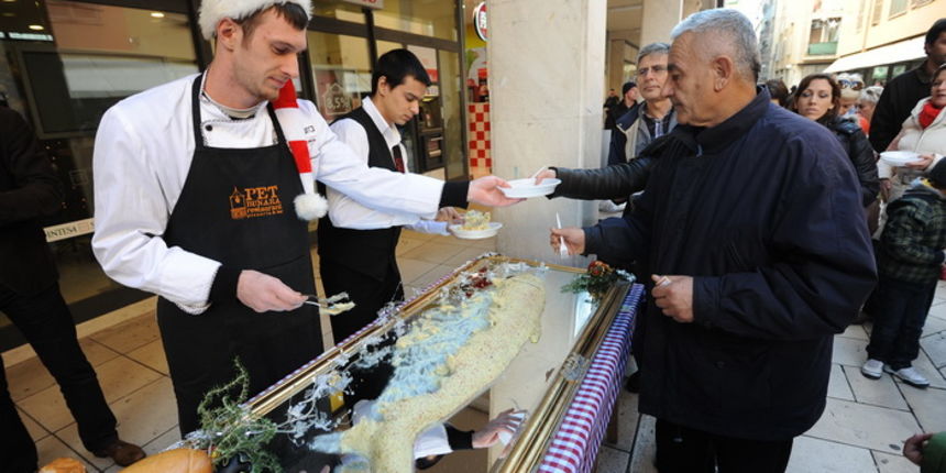 Zadar, 221212.
Predblagdansko subotnje jutro na zadarskom Poluotoku bilo je bogato raznim dogadjanjima. Na Kalelargi je Grad Zadar i udruga Svjetlo, u suradnji s brojnim zadarskim ugostiteljima organizirao bakalarijadu na kojoj se za 10kn mogao kupiti tan