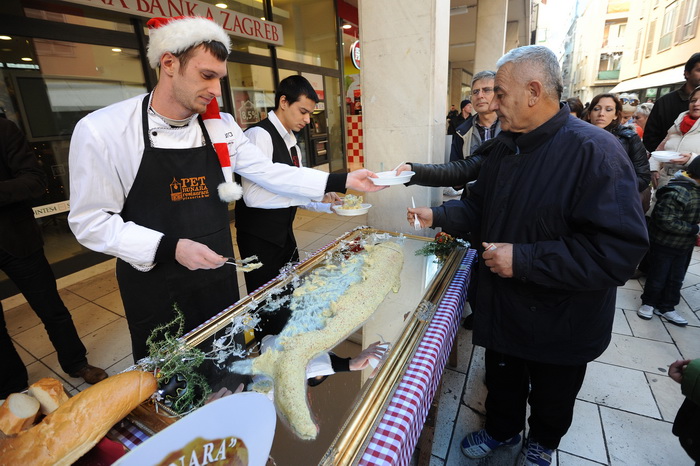 Zadar, 221212.
Predblagdansko subotnje jutro na zadarskom Poluotoku bilo je bogato raznim dogadjanjima. Na Kalelargi je Grad Zadar i udruga Svjetlo, u suradnji s brojnim zadarskim ugostiteljima organizirao bakalarijadu na kojoj se za 10kn mogao kupiti tan Zadar, 221212.
Predblagdansko subotnje jutro na zadarskom Poluotoku bilo je bogato raznim dogadjanjima. Na Kalelargi je Grad Zadar i udruga Svjetlo, u suradnji s brojnim zadarskim ugostiteljima organizirao bakalarijadu na kojoj se za 10kn mogao kupiti tan