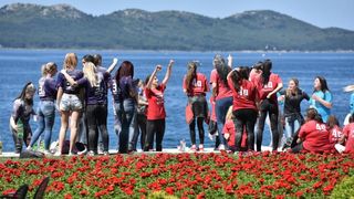 Ludijada zadarskih maturanata uz pjesmu i kupanje na Morskim orguljama. Foto: Dino Stanin/PIXSELL Ludijada zadarskih maturanata uz pjesmu i kupanje na Morskim orguljama. Foto: Dino Stanin/PIXSELL