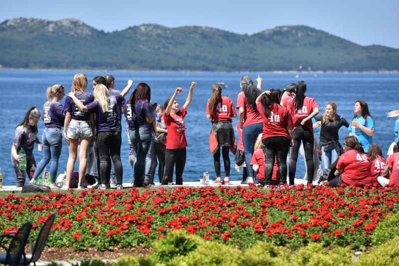 Ludijada zadarskih maturanata uz pjesmu i kupanje na Morskim orguljama. Foto: Dino Stanin/PIXSELL Ludijada zadarskih maturanata uz pjesmu i kupanje na Morskim orguljama. Foto: Dino Stanin/PIXSELL