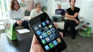 Zagreb, 230910. T-mobile, Savska cesta. Na na konferenciji za novinare predstavljen je IT novinarima iPhone 4, nasljednik populanog iPhone-a 3 GS. Hrvatski telekom od petka ujutro i sluzbeno pocinje prodavati iPhone 4 u Hrvatskoj. Pametni telefon koji je