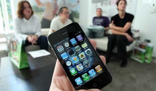 Zagreb, 230910. T-mobile, Savska cesta. Na na konferenciji za novinare predstavljen je IT novinarima iPhone 4, nasljednik populanog iPhone-a 3 GS. Hrvatski telekom od petka ujutro i sluzbeno pocinje prodavati iPhone 4 u Hrvatskoj. Pametni telefon koji je