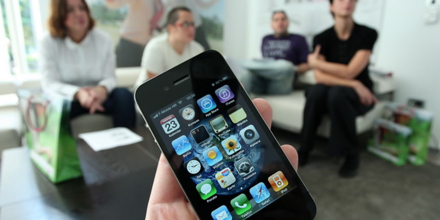 Zagreb, 230910. T-mobile, Savska cesta. Na na konferenciji za novinare predstavljen je IT novinarima iPhone 4, nasljednik populanog iPhone-a 3 GS. Hrvatski telekom od petka ujutro i sluzbeno pocinje prodavati iPhone 4 u Hrvatskoj. Pametni telefon koji je