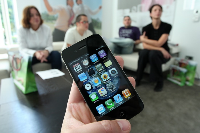 Zagreb, 230910. T-mobile, Savska cesta. Na na konferenciji za novinare predstavljen je IT novinarima iPhone 4, nasljednik populanog iPhone-a 3 GS. Hrvatski telekom od petka ujutro i sluzbeno pocinje prodavati iPhone 4 u Hrvatskoj. Pametni telefon koji je