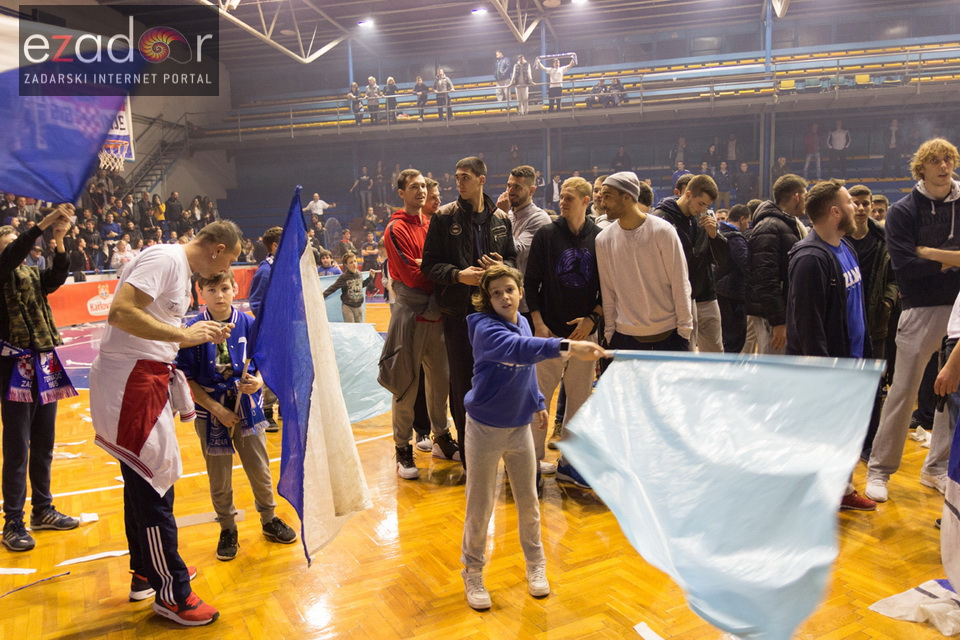 Humanitarno gledanje utakmice Zadar-Cibona (85-84) u Jazinama Humanitarno gledanje utakmice Zadar-Cibona (85-84) u Jazinama