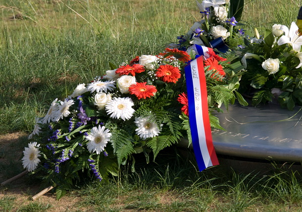 Mladez HDZ-a polozila vijenac na spomenik Kresimira Cosica