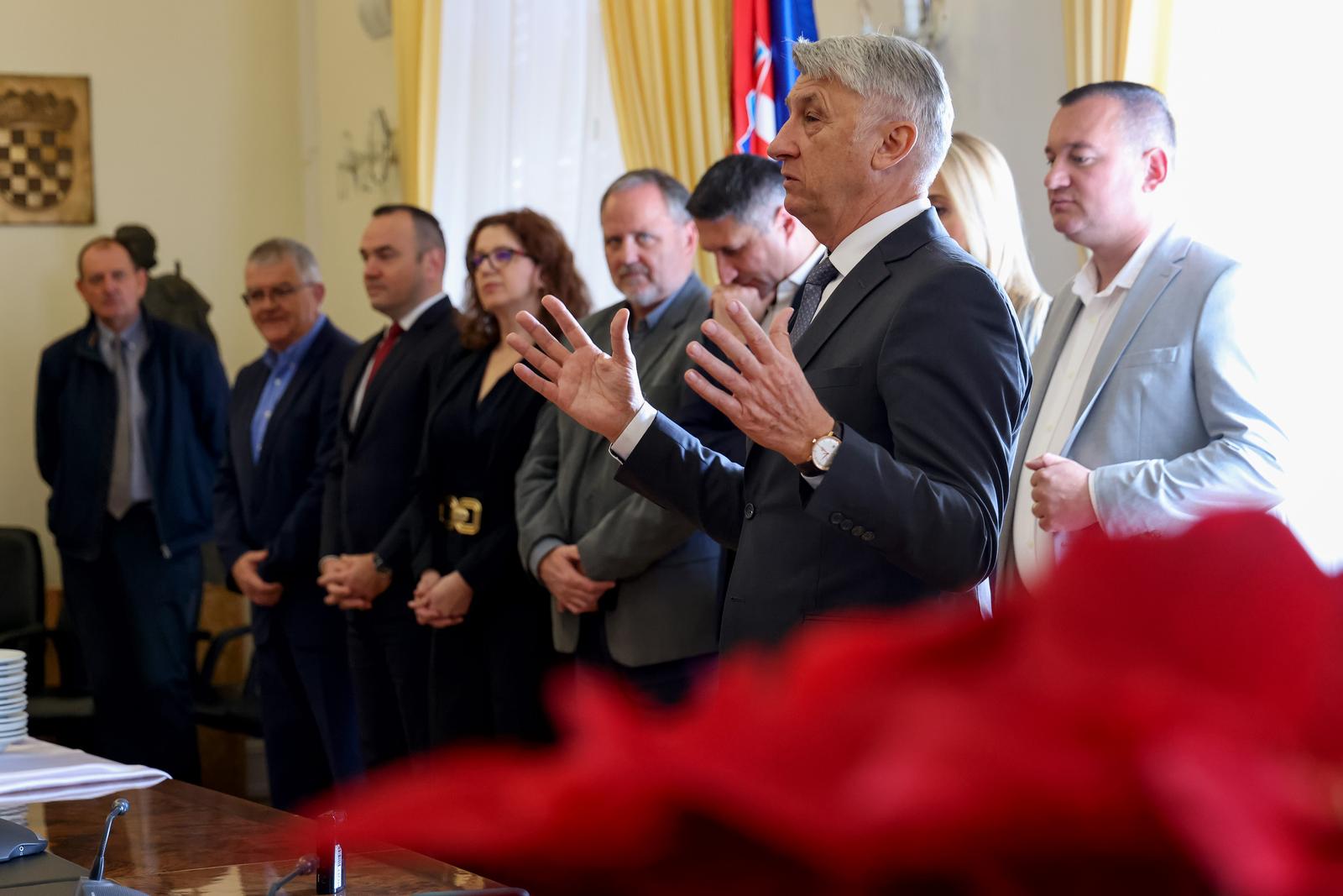 Župan Longin primio predstavnike medija koji prate rad Zadarske županije Župan Longin primio predstavnike medija koji prate rad Zadarske županije