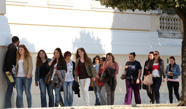 Zadar, 220312.
Toplo i proljetno poslijepodne zadrani iskoristili za setnju rivom.
Na fotografiji : studenti izlaze s predavanja.
Foto: Andrija Lucic / CROPIX