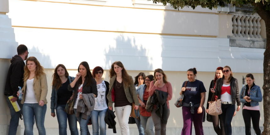 Zadar, 220312.
Toplo i proljetno poslijepodne zadrani iskoristili za setnju rivom.
Na fotografiji : studenti izlaze s predavanja.
Foto: Andrija Lucic / CROPIX Zadar, 220312.
Toplo i proljetno poslijepodne zadrani iskoristili za setnju rivom.
Na fotografiji : studenti izlaze s predavanja.
Foto: Andrija Lucic / CROPIX