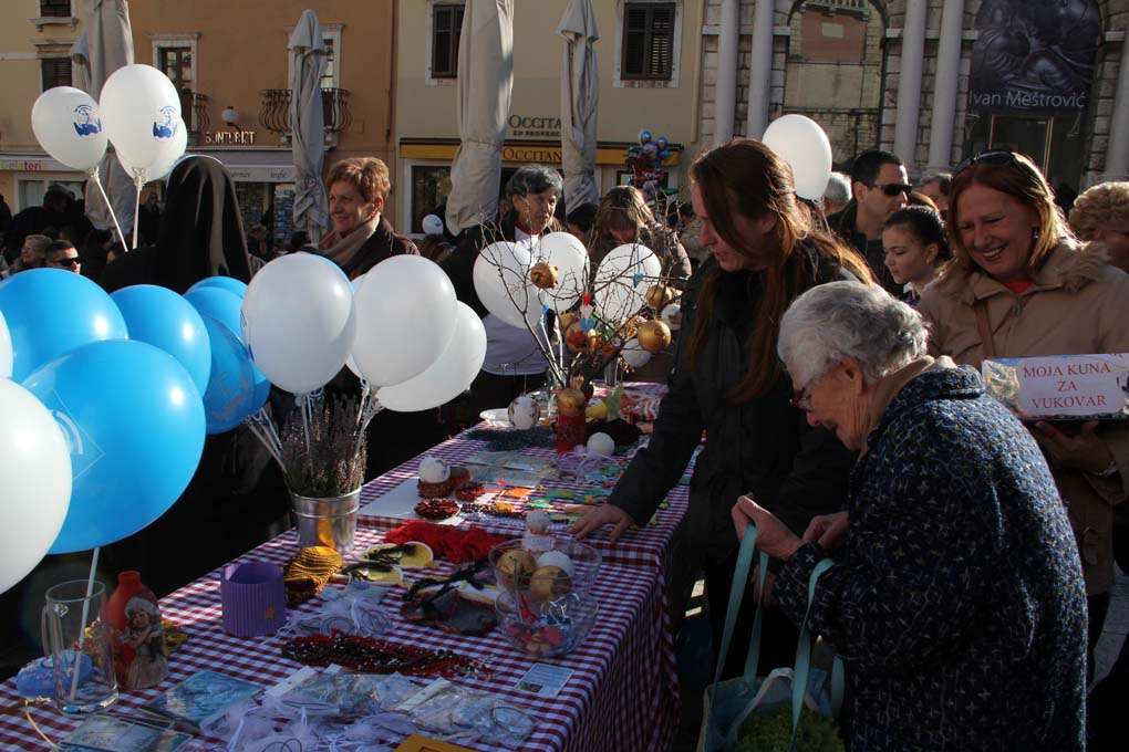 Vukovaru ZaDar na Narodnom trgu, foto: Iva Perinčić Vukovaru ZaDar na Narodnom trgu, foto: Iva Perinčić