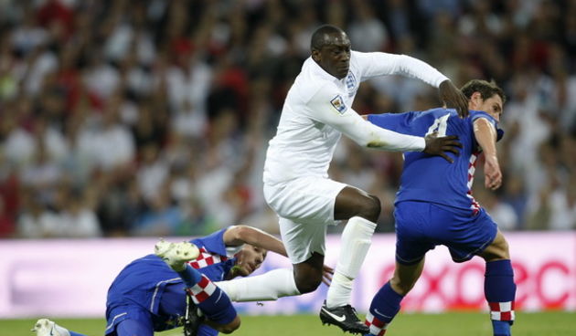 London, 090909.
Stadion Wembley.
Kvalifikacijska nogometna utakmica grupe 6 za Svjetsko prvenstvo u Juznoj  Africi 2010.
Utakmica Engleska – Hrvatska.
Slijeva: Mario Mandzukic, Emilie Heskey i Ivica Krizanac.
Foto: Ronald Gorsic / CROPIX