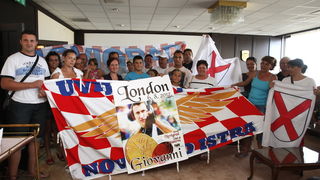 Zagreb, 070812. 
Zracna luka Zagreb ( Pleso ).
Povratak Hrvatske streljacke reprezentacije i Giovanni Cernogoraza sa Olimpijskih igara koji je u disciplini gadjanja glinenih golubova ( trap) osvojio zlatnu olimpijsku medalju.
Na slici: Navijaci i prijatel