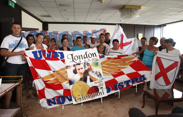 Zagreb, 070812. 
Zracna luka Zagreb ( Pleso ).
Povratak Hrvatske streljacke reprezentacije i Giovanni Cernogoraza sa Olimpijskih igara koji je u disciplini gadjanja glinenih golubova ( trap) osvojio zlatnu olimpijsku medalju.
Na slici: Navijaci i prijatel