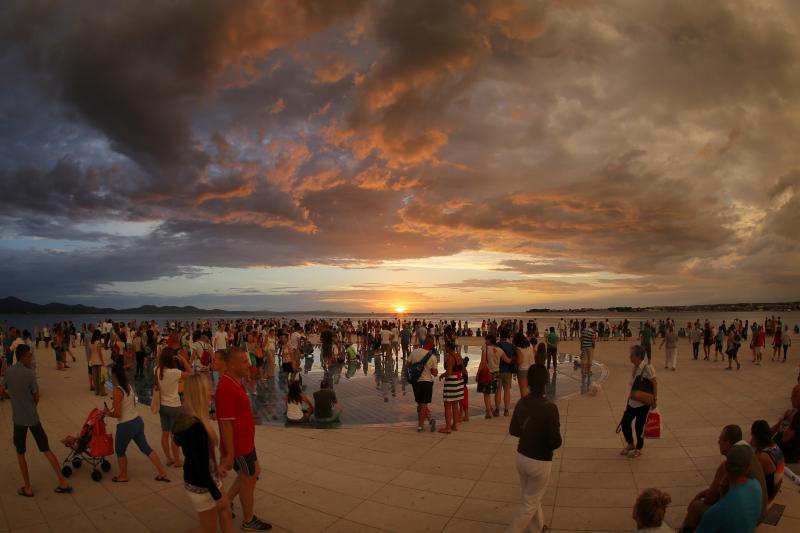 Zadrani i njihovi gosti jučer su mogli svjedociti nevjerojatnom zalasku sunca,
Photo: Filip Brala/PIXSELL Zadrani i njihovi gosti jučer su mogli svjedociti nevjerojatnom zalasku sunca,
Photo: Filip Brala/PIXSELL