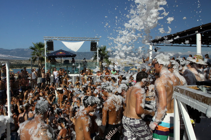 Zrce, Novalja 290710.
Aquarius pjena party srpanj 2010. – Jedan od zastitnih znakova Aquariusa na Zrcu je pjena party. Svakog dana na after beach partyjima on starta u 17.00 te se ponovi jos nekoliko puta. Ove godine Aquarius ima i dodatni top koji baca p Zrce, Novalja 290710.
Aquarius pjena party srpanj 2010. – Jedan od zastitnih znakova Aquariusa na Zrcu je pjena party. Svakog dana na after beach partyjima on starta u 17.00 te se ponovi jos nekoliko puta. Ove godine Aquarius ima i dodatni top koji baca p