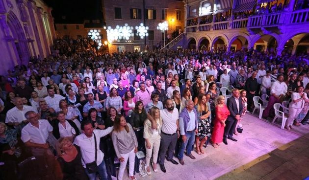 Sibenik – Na Trgu Republike Hrvatske odrzana je zavrsna vecer Dalmatinske sansone Sibenik 2015. – Vecer novih skladbi koja je zavrsila podjelom nagrada. Na kraju festivalskog djela na pozornicu su izasli svi izvodjaci predvodjeni klapom Maslina i u cast A
