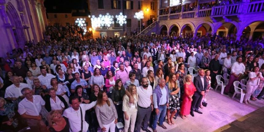 Sibenik – Na Trgu Republike Hrvatske odrzana je zavrsna vecer Dalmatinske sansone Sibenik 2015. – Vecer novih skladbi koja je zavrsila podjelom nagrada. Na kraju festivalskog djela na pozornicu su izasli svi izvodjaci predvodjeni klapom Maslina i u cast A Sibenik – Na Trgu Republike Hrvatske odrzana je zavrsna vecer Dalmatinske sansone Sibenik 2015. – Vecer novih skladbi koja je zavrsila podjelom nagrada. Na kraju festivalskog djela na pozornicu su izasli svi izvodjaci predvodjeni klapom Maslina i u cast A
