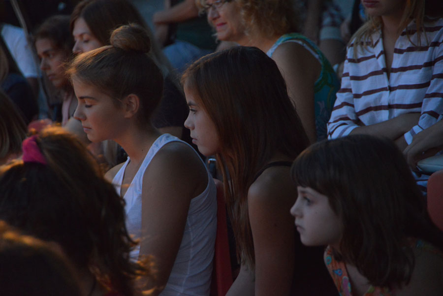 Ružno pače u izvedbi Dragon Teatra Ružno pače u izvedbi Dragon Teatra