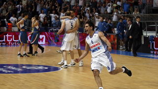 Zadar, 010610.
Dvorana Kresimir Cosic u Zadru. Druga finalna utakmica kosarkaskog prvenstva Hrvatske odigrana izmedju KK Zadar i KK Cibona.
Na slici: Slavlje igraca i navijaca Zadra.
Foto: Jure Miskovic / CROPIX Zadar, 010610.
Dvorana Kresimir Cosic u Zadru. Druga finalna utakmica kosarkaskog prvenstva Hrvatske odigrana izmedju KK Zadar i KK Cibona.
Na slici: Slavlje igraca i navijaca Zadra.
Foto: Jure Miskovic / CROPIX