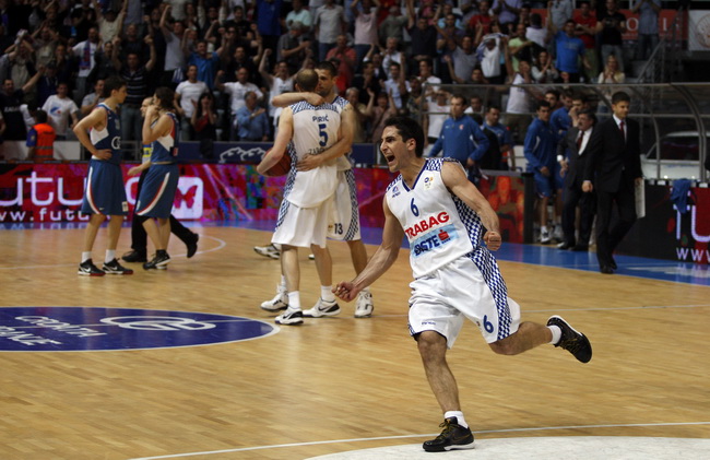 Zadar, 010610.
Dvorana Kresimir Cosic u Zadru. Druga finalna utakmica kosarkaskog prvenstva Hrvatske odigrana izmedju KK Zadar i KK Cibona.
Na slici: Slavlje igraca i navijaca Zadra.
Foto: Jure Miskovic / CROPIX Zadar, 010610.
Dvorana Kresimir Cosic u Zadru. Druga finalna utakmica kosarkaskog prvenstva Hrvatske odigrana izmedju KK Zadar i KK Cibona.
Na slici: Slavlje igraca i navijaca Zadra.
Foto: Jure Miskovic / CROPIX