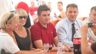 Zadar, 050811.
U Kastel Zegarskom na izletistu Mlinice na Zrmanji druzili su se clanovi aktivisti izborne jedinice sa celnicima Kastavske skupine – Zoranom Milanovicem, Radimirom Cacicem i Silvanom Hreljom.
Na slici: Milanovic i Cacic
Foto: Vladimir Ivano Zadar, 050811.
U Kastel Zegarskom na izletistu Mlinice na Zrmanji druzili su se clanovi aktivisti izborne jedinice sa celnicima Kastavske skupine – Zoranom Milanovicem, Radimirom Cacicem i Silvanom Hreljom.
Na slici: Milanovic i Cacic
Foto: Vladimir Ivano