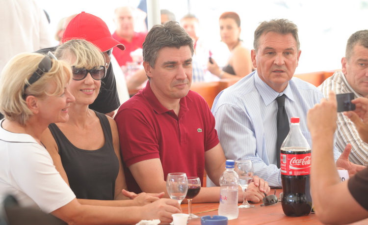 Zadar, 050811.
U Kastel Zegarskom na izletistu Mlinice na Zrmanji druzili su se clanovi aktivisti izborne jedinice sa celnicima Kastavske skupine – Zoranom Milanovicem, Radimirom Cacicem i Silvanom Hreljom.
Na slici: Milanovic i Cacic
Foto: Vladimir Ivano Zadar, 050811.
U Kastel Zegarskom na izletistu Mlinice na Zrmanji druzili su se clanovi aktivisti izborne jedinice sa celnicima Kastavske skupine – Zoranom Milanovicem, Radimirom Cacicem i Silvanom Hreljom.
Na slici: Milanovic i Cacic
Foto: Vladimir Ivano