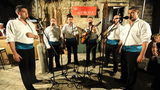 Benkovac, 060712.
U Benkovackom odrzan je 3. festival vina sjeverne i srednje Dalmacije “Vinfest Benkovac 2012”.
Na fotografiji: klapa Kaleta.
Foto: Luka Gerlanc / CROPIX Benkovac, 060712.
U Benkovackom odrzan je 3. festival vina sjeverne i srednje Dalmacije “Vinfest Benkovac 2012”.
Na fotografiji: klapa Kaleta.
Foto: Luka Gerlanc / CROPIX