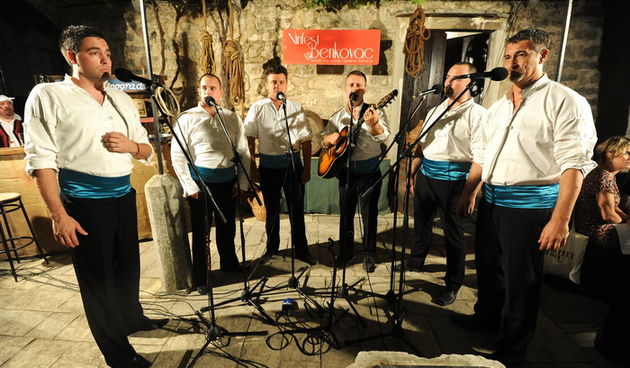 Benkovac, 060712.
U Benkovackom odrzan je 3. festival vina sjeverne i srednje Dalmacije “Vinfest Benkovac 2012”.
Na fotografiji: klapa Kaleta.
Foto: Luka Gerlanc / CROPIX