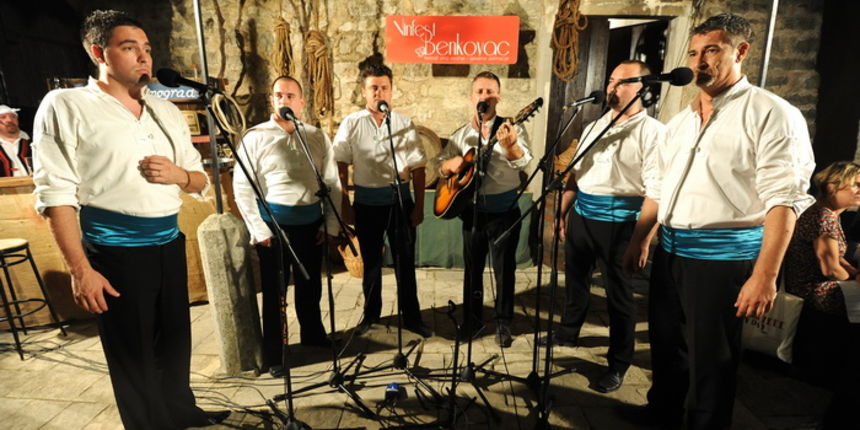 Benkovac, 060712.
U Benkovackom odrzan je 3. festival vina sjeverne i srednje Dalmacije “Vinfest Benkovac 2012”.
Na fotografiji: klapa Kaleta.
Foto: Luka Gerlanc / CROPIX Benkovac, 060712.
U Benkovackom odrzan je 3. festival vina sjeverne i srednje Dalmacije “Vinfest Benkovac 2012”.
Na fotografiji: klapa Kaleta.
Foto: Luka Gerlanc / CROPIX