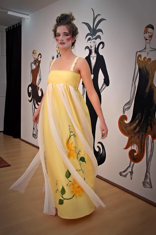 2300 kn; Haljinu dizajnira Klara Dedić: rukom oslikana saten-svila i muslin (foto: Marin Gospić)