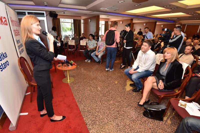 Boris Lalovac sudjelovao je na SDP-ovoj predizbornoj tribini u hotelu Kolovare te je odgovarao na pitanja okupljenih građana, Foto: Dino Stanin/PIXSELL Boris Lalovac sudjelovao je na SDP-ovoj predizbornoj tribini u hotelu Kolovare te je odgovarao na pitanja okupljenih građana, Foto: Dino Stanin/PIXSELL