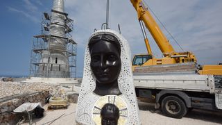 Doneseni i posljedni dijelovi velikoga kipa Gospe od Loreta, glava i kruna Doneseni i posljedni dijelovi velikoga kipa Gospe od Loreta, glava i kruna