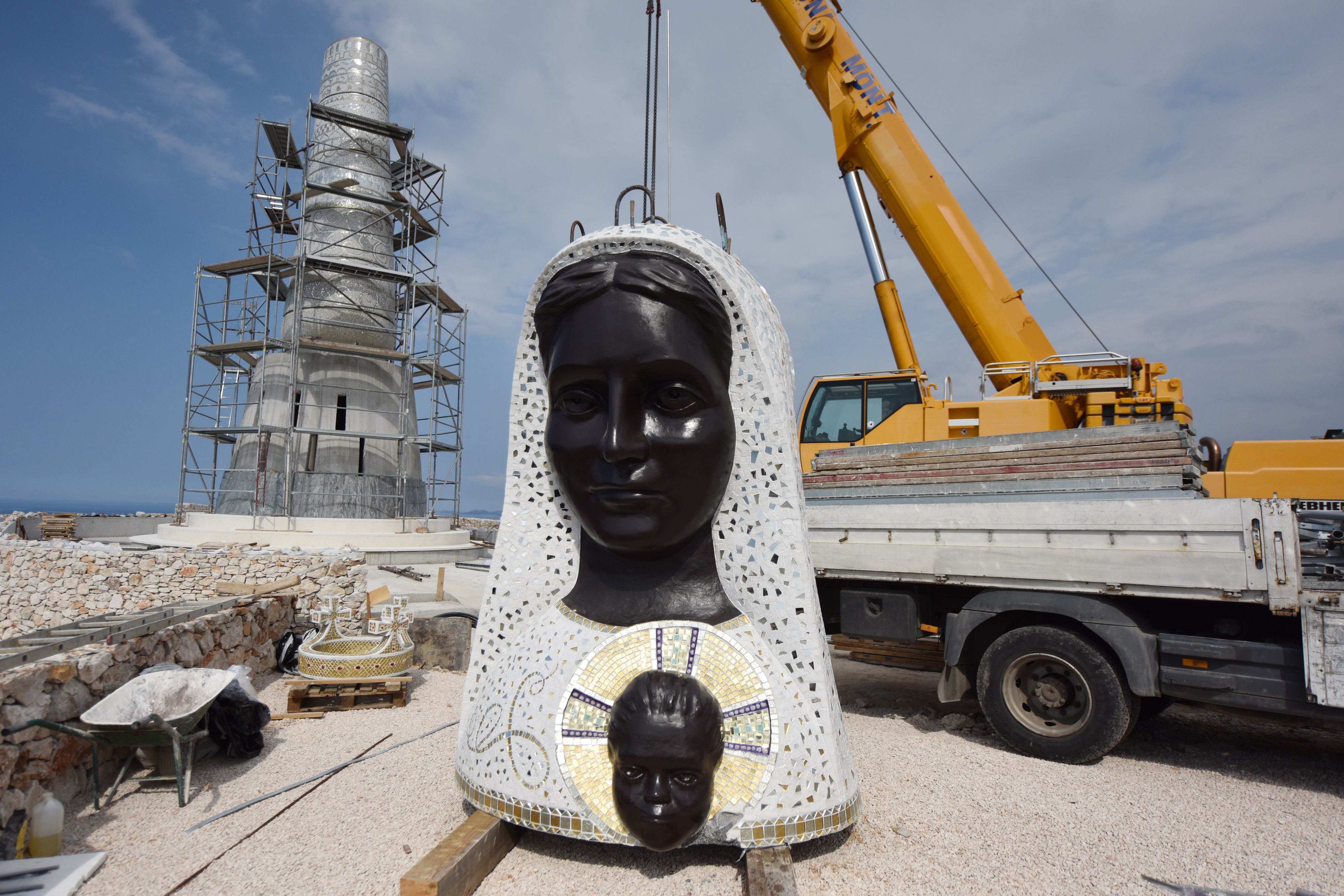 Doneseni i posljedni dijelovi velikoga kipa Gospe od Loreta, glava i kruna Doneseni i posljedni dijelovi velikoga kipa Gospe od Loreta, glava i kruna