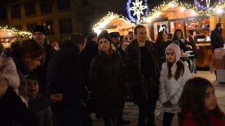 Advent u Zadru: Pavel raspjevao i rasplesao Zadrane na Trgu Petra Zoranića. Foto: Iva Perinčić Advent u Zadru: Pavel raspjevao i rasplesao Zadrane na Trgu Petra Zoranića. Foto: Iva Perinčić