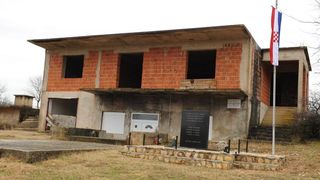 Ervenik: Na obiteljskoj grobnici obilježena 23. obljetnica stradanja obitelji Čengić, foto: Hrvoje Jelavić/PIXSELL