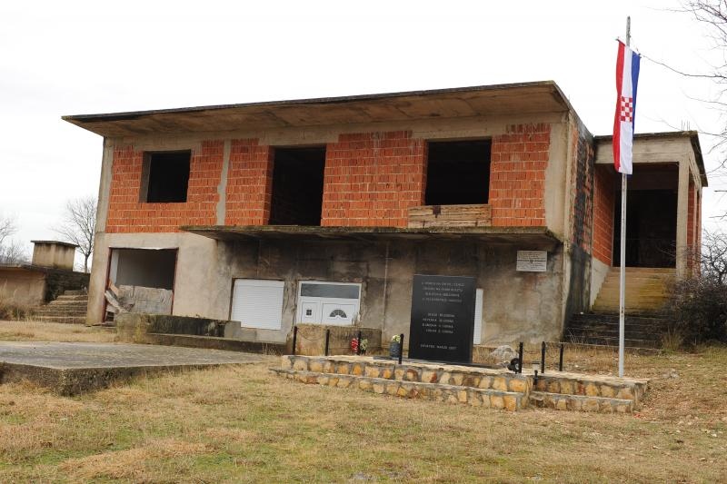 Ervenik: Na obiteljskoj grobnici obilježena 23. obljetnica stradanja obitelji Čengić, foto: Hrvoje Jelavić/PIXSELL